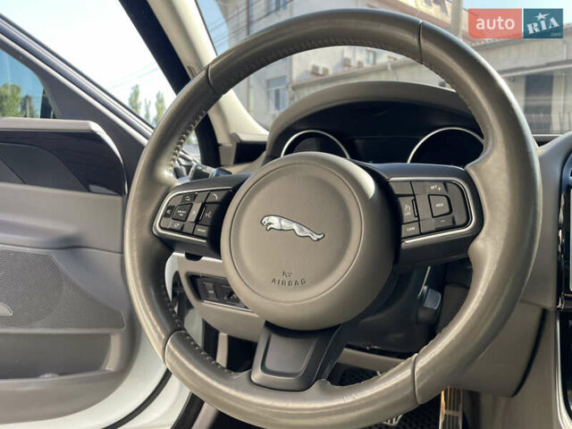 Белый Ягуар XE, объемом двигателя 2 л и пробегом 70 тыс. км за 18300 $, фото 11 на Automoto.ua