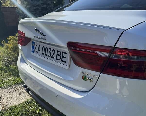 Белый Ягуар XE, объемом двигателя 2 л и пробегом 160 тыс. км за 19500 $, фото 72 на Automoto.ua