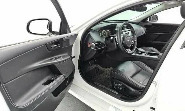 Белый Ягуар XE, объемом двигателя 0 л и пробегом 36 тыс. км за 13000 $, фото 3 на Automoto.ua