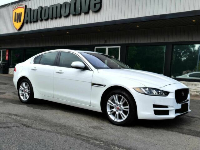 Белый Ягуар XE, объемом двигателя 2 л и пробегом 74 тыс. км за 3500 $, фото 4 на Automoto.ua