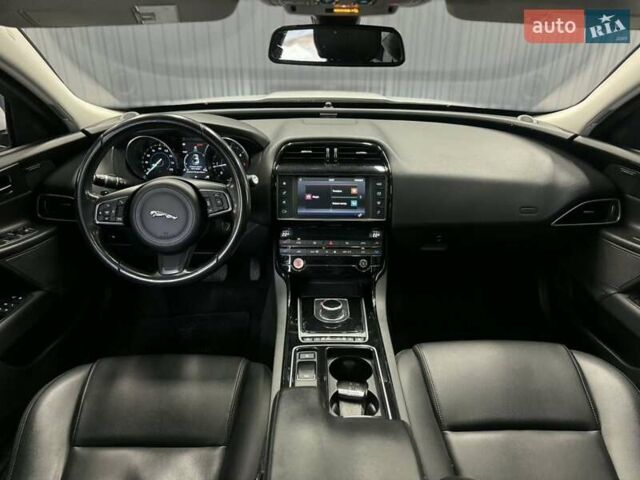 Белый Ягуар XE, объемом двигателя 2 л и пробегом 141 тыс. км за 14999 $, фото 7 на Automoto.ua