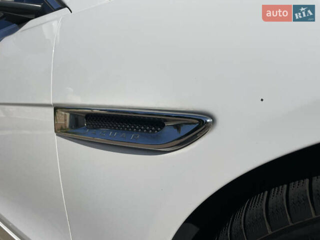 Белый Ягуар XE, объемом двигателя 2 л и пробегом 70 тыс. км за 18300 $, фото 9 на Automoto.ua