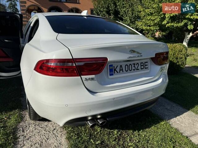 Белый Ягуар XE, объемом двигателя 2 л и пробегом 160 тыс. км за 19500 $, фото 4 на Automoto.ua