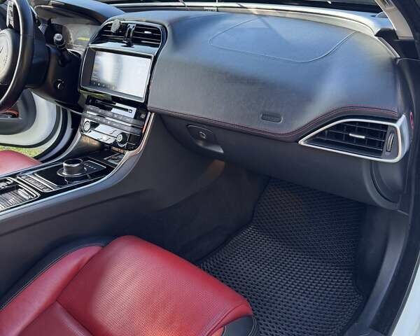 Белый Ягуар XE, объемом двигателя 2 л и пробегом 160 тыс. км за 19500 $, фото 23 на Automoto.ua
