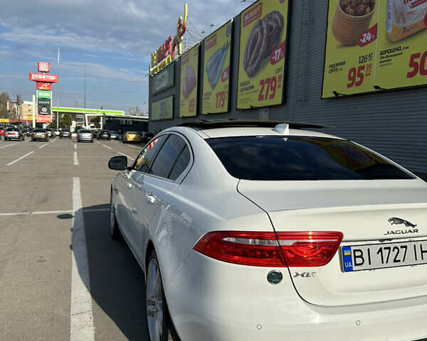 Белый Ягуар XE, объемом двигателя 2 л и пробегом 61 тыс. км за 23000 $, фото 4 на Automoto.ua