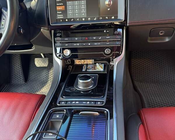 Белый Ягуар XE, объемом двигателя 2 л и пробегом 160 тыс. км за 19500 $, фото 28 на Automoto.ua