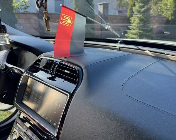 Белый Ягуар XE, объемом двигателя 2 л и пробегом 160 тыс. км за 19500 $, фото 31 на Automoto.ua