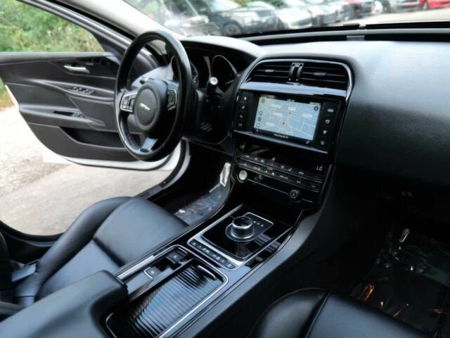 Белый Ягуар XE, объемом двигателя 2 л и пробегом 74 тыс. км за 3500 $, фото 9 на Automoto.ua