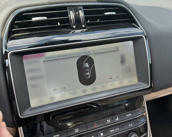 Белый Ягуар XE, объемом двигателя 2 л и пробегом 61 тыс. км за 23000 $, фото 7 на Automoto.ua