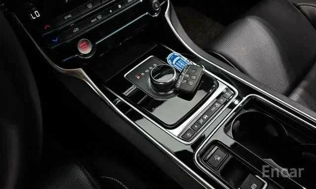 Белый Ягуар XE, объемом двигателя 0 л и пробегом 36 тыс. км за 13000 $, фото 6 на Automoto.ua