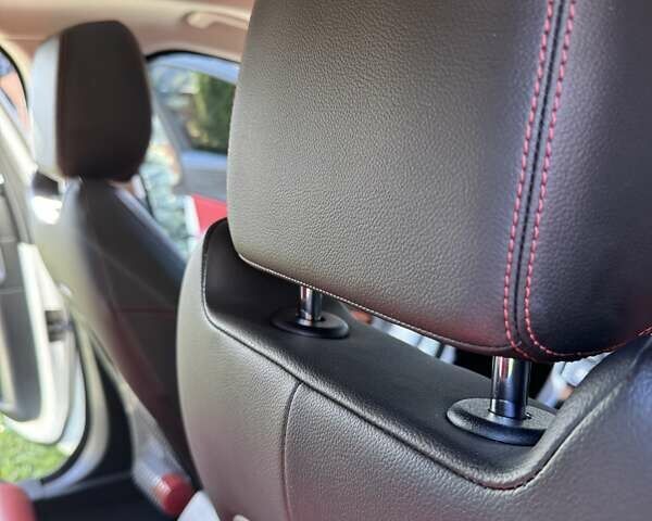 Белый Ягуар XE, объемом двигателя 2 л и пробегом 160 тыс. км за 19500 $, фото 18 на Automoto.ua