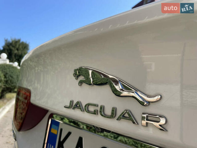 Белый Ягуар XE, объемом двигателя 2 л и пробегом 70 тыс. км за 18300 $, фото 8 на Automoto.ua