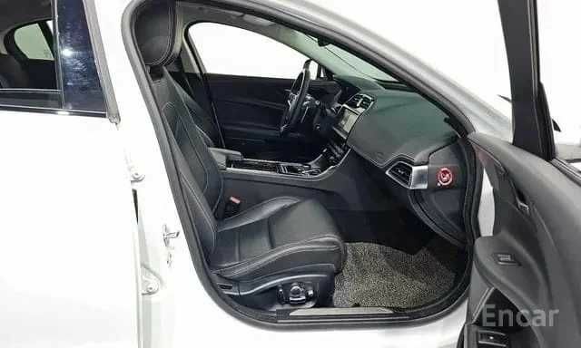 Белый Ягуар XE, объемом двигателя 0 л и пробегом 36 тыс. км за 13000 $, фото 8 на Automoto.ua