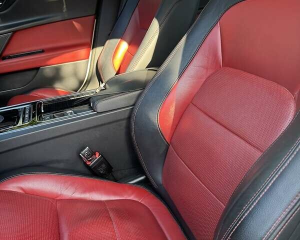 Белый Ягуар XE, объемом двигателя 2 л и пробегом 160 тыс. км за 19500 $, фото 44 на Automoto.ua