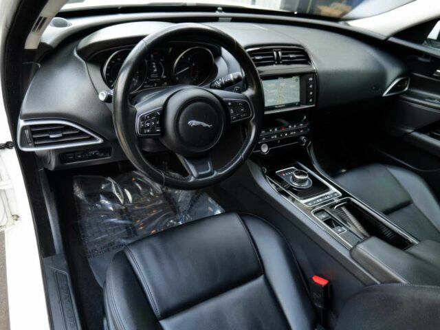 Белый Ягуар XE, объемом двигателя 2 л и пробегом 74 тыс. км за 3500 $, фото 8 на Automoto.ua