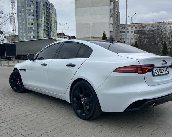 Белый Ягуар XE, объемом двигателя 2 л и пробегом 61 тыс. км за 20999 $, фото 3 на Automoto.ua