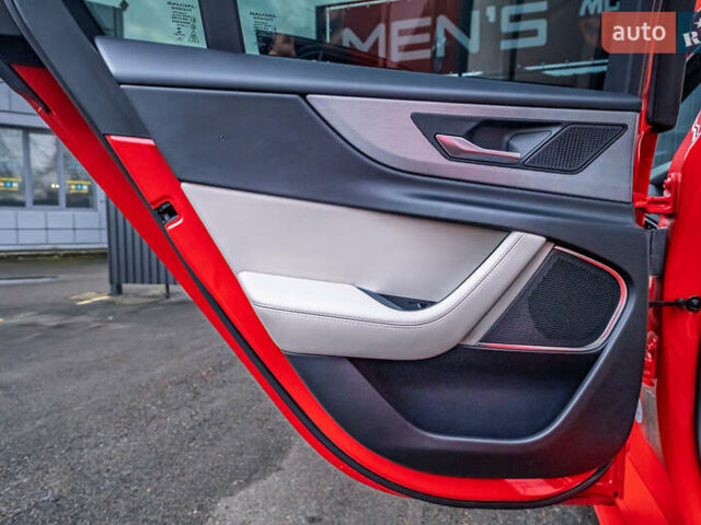 Белый Ягуар XE, объемом двигателя 2 л и пробегом 57 тыс. км за 21500 $, фото 33 на Automoto.ua