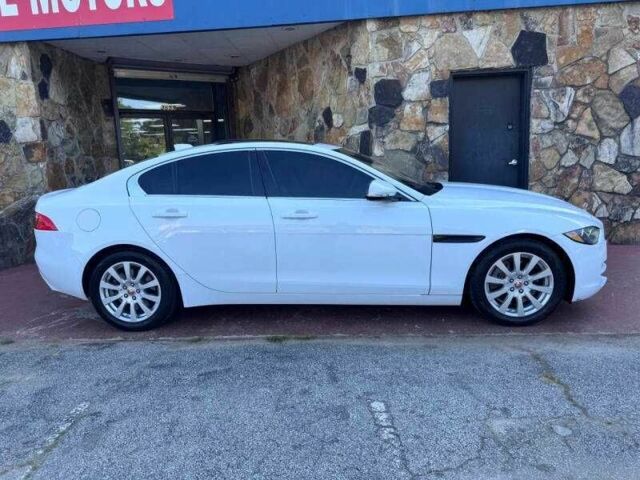 Белый Ягуар XE, объемом двигателя 2 л и пробегом 67 тыс. км за 2800 $, фото 4 на Automoto.ua