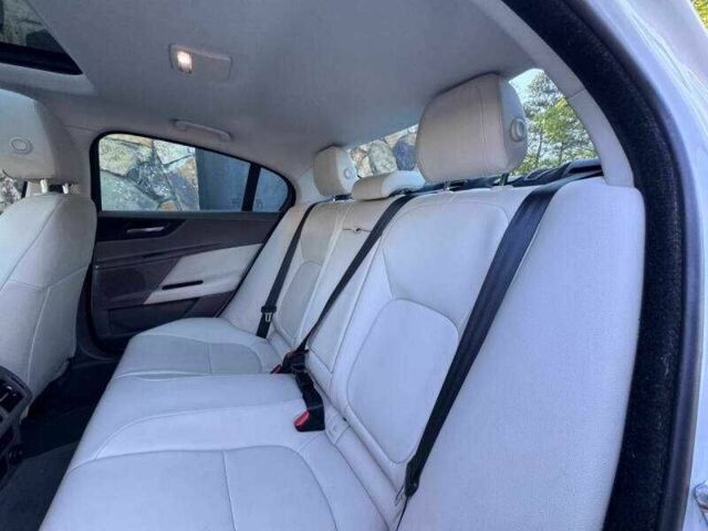 Белый Ягуар XE, объемом двигателя 2 л и пробегом 67 тыс. км за 2800 $, фото 15 на Automoto.ua