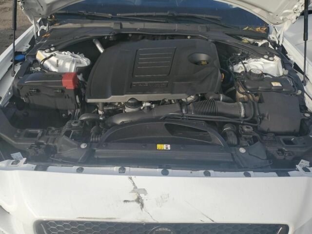 Белый Ягуар XE, объемом двигателя 2 л и пробегом 30 тыс. км за 9788 $, фото 2 на Automoto.ua