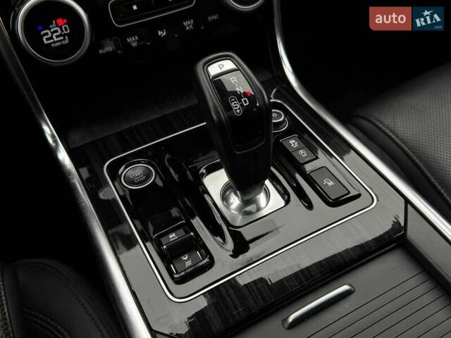 Белый Ягуар XE, объемом двигателя 2 л и пробегом 58 тыс. км за 21000 $, фото 5 на Automoto.ua