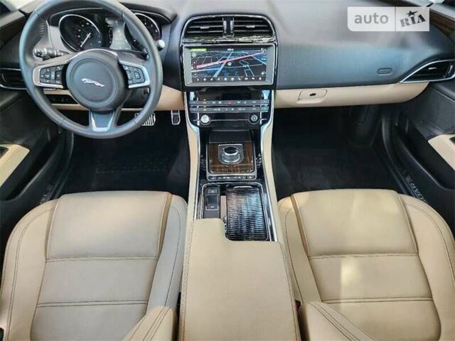 Білий Ягуар XE, об'ємом двигуна 2 л та пробігом 13 тис. км за 3000 $, фото 9 на Automoto.ua