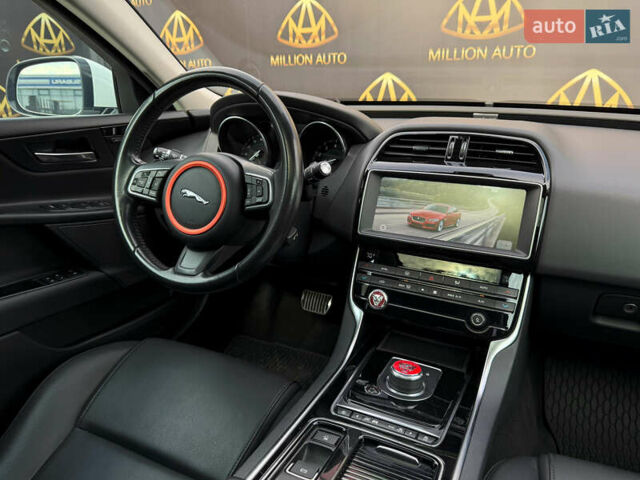 Белый Ягуар XE, объемом двигателя 2 л и пробегом 109 тыс. км за 18900 $, фото 17 на Automoto.ua
