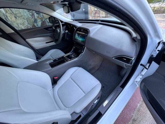 Белый Ягуар XE, объемом двигателя 2 л и пробегом 87 тыс. км за 2800 $, фото 13 на Automoto.ua