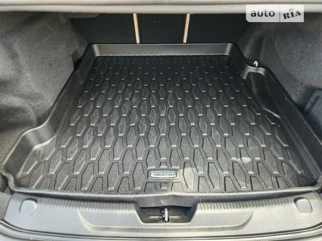 Білий Ягуар XE, об'ємом двигуна 2 л та пробігом 13 тис. км за 3000 $, фото 19 на Automoto.ua