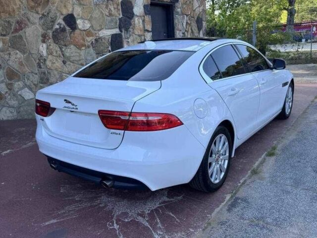 Белый Ягуар XE, объемом двигателя 2 л и пробегом 67 тыс. км за 2800 $, фото 3 на Automoto.ua