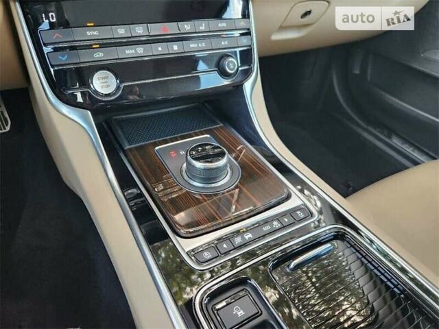 Белый Ягуар XE, объемом двигателя 2 л и пробегом 13 тыс. км за 3000 $, фото 16 на Automoto.ua