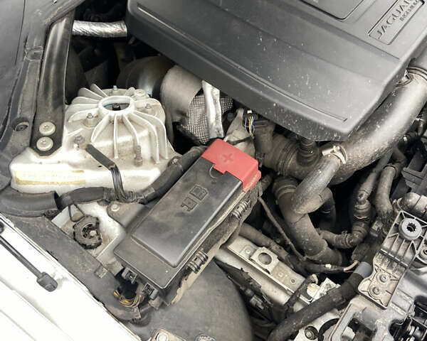 Белый Ягуар XE, объемом двигателя 2 л и пробегом 61 тыс. км за 20999 $, фото 23 на Automoto.ua