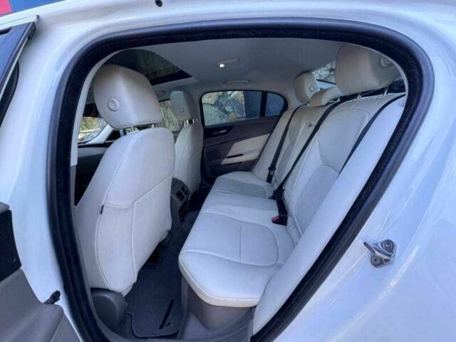Белый Ягуар XE, объемом двигателя 2 л и пробегом 67 тыс. км за 2800 $, фото 14 на Automoto.ua