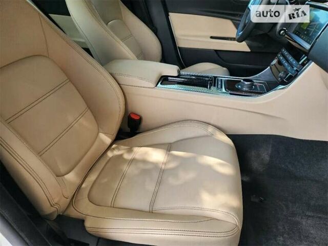Белый Ягуар XE, объемом двигателя 2 л и пробегом 13 тыс. км за 3000 $, фото 17 на Automoto.ua