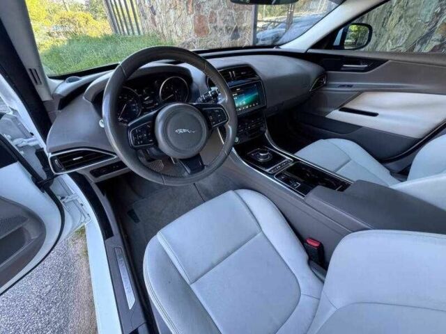 Белый Ягуар XE, объемом двигателя 2 л и пробегом 87 тыс. км за 2800 $, фото 7 на Automoto.ua