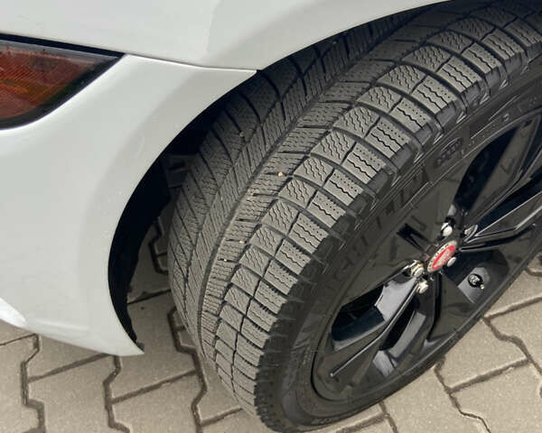 Белый Ягуар XE, объемом двигателя 2 л и пробегом 61 тыс. км за 20999 $, фото 7 на Automoto.ua