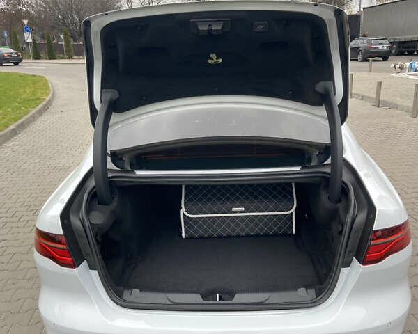 Белый Ягуар XE, объемом двигателя 2 л и пробегом 61 тыс. км за 20999 $, фото 9 на Automoto.ua