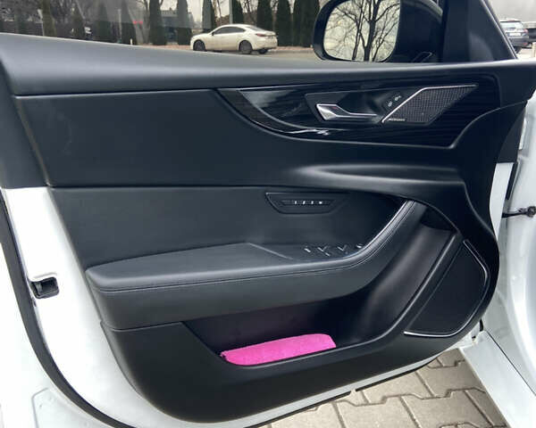 Белый Ягуар XE, объемом двигателя 2 л и пробегом 61 тыс. км за 20999 $, фото 16 на Automoto.ua