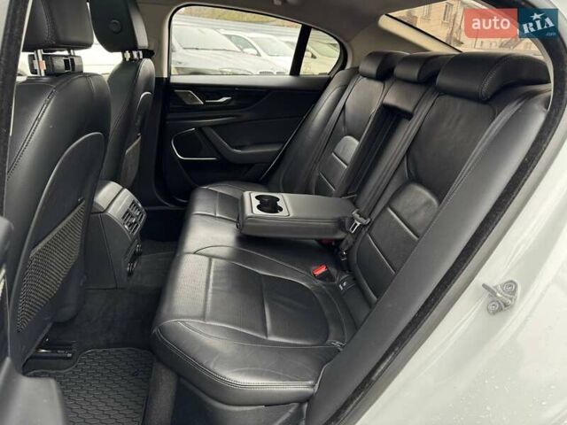 Белый Ягуар XE, объемом двигателя 2 л и пробегом 55 тыс. км за 28990 $, фото 9 на Automoto.ua