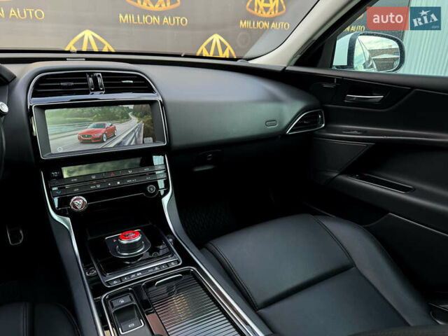 Белый Ягуар XE, объемом двигателя 2 л и пробегом 109 тыс. км за 18900 $, фото 19 на Automoto.ua