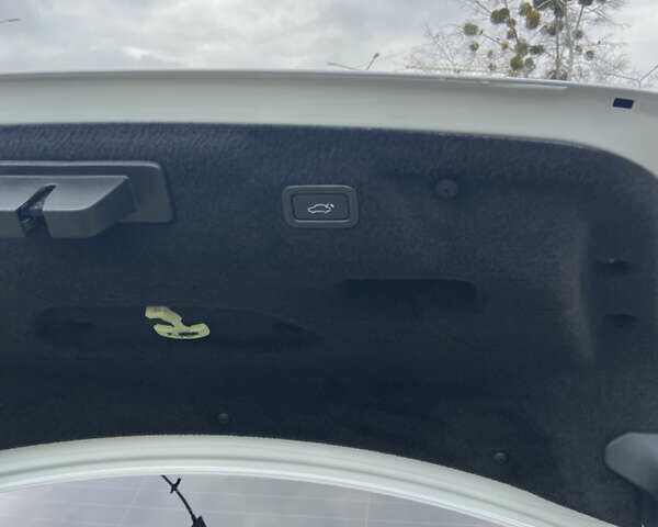 Белый Ягуар XE, объемом двигателя 2 л и пробегом 61 тыс. км за 20999 $, фото 8 на Automoto.ua