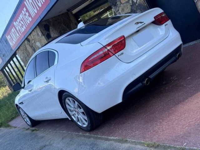 Белый Ягуар XE, объемом двигателя 2 л и пробегом 87 тыс. км за 2800 $, фото 2 на Automoto.ua