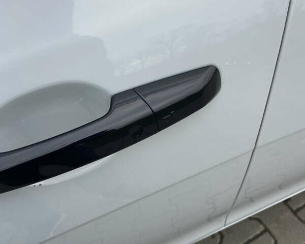 Белый Ягуар XE, объемом двигателя 2 л и пробегом 61 тыс. км за 20999 $, фото 18 на Automoto.ua