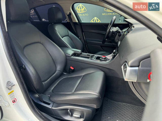 Белый Ягуар XE, объемом двигателя 2 л и пробегом 109 тыс. км за 18900 $, фото 11 на Automoto.ua