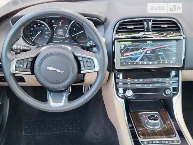 Белый Ягуар XE, объемом двигателя 2 л и пробегом 13 тыс. км за 3000 $, фото 10 на Automoto.ua