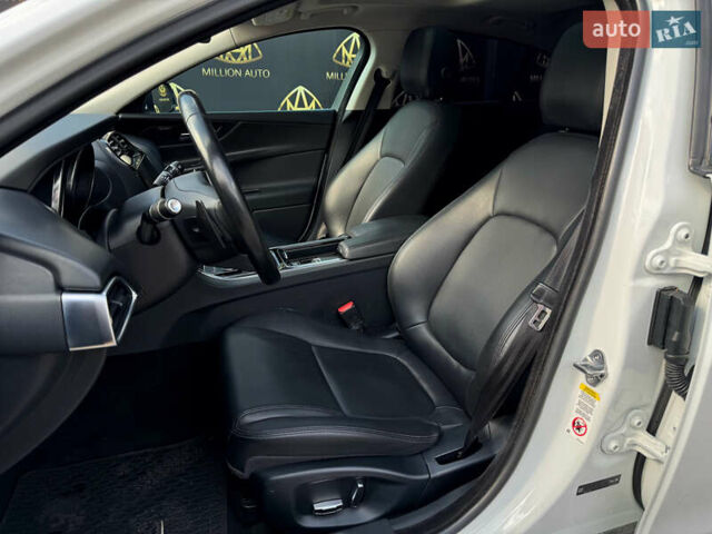 Белый Ягуар XE, объемом двигателя 2 л и пробегом 109 тыс. км за 18900 $, фото 8 на Automoto.ua