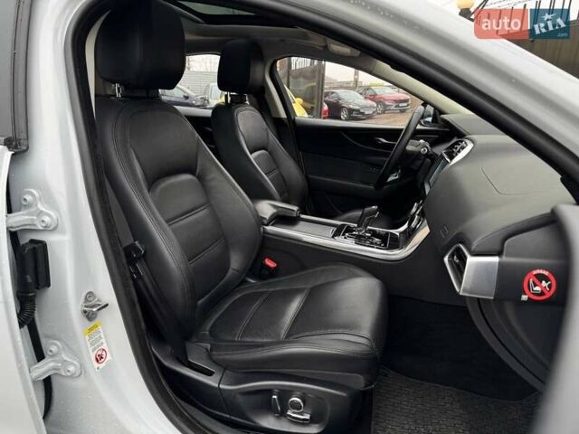 Белый Ягуар XE, объемом двигателя 2 л и пробегом 55 тыс. км за 28990 $, фото 11 на Automoto.ua