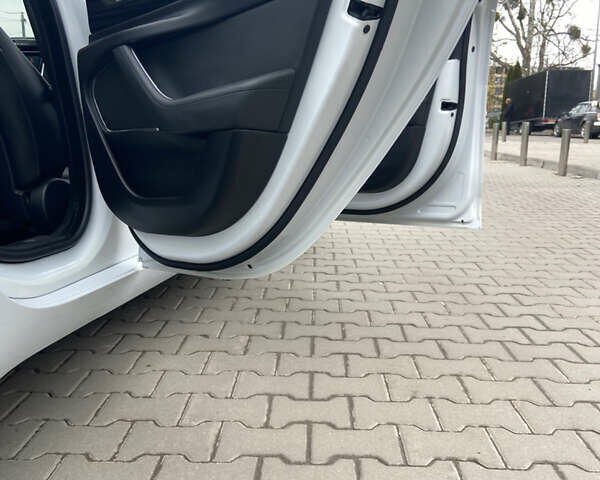 Белый Ягуар XE, объемом двигателя 2 л и пробегом 61 тыс. км за 20999 $, фото 12 на Automoto.ua