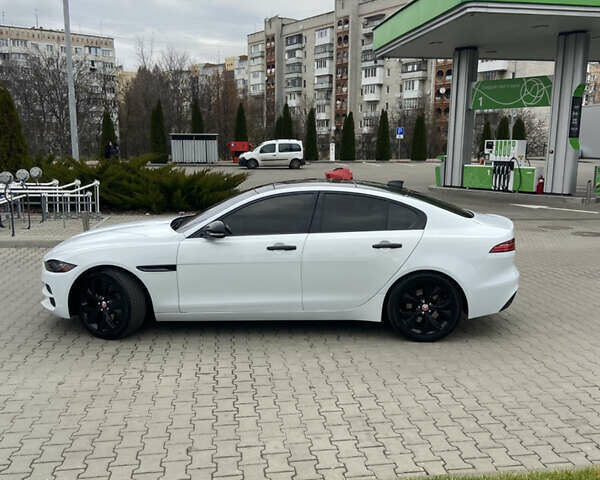 Белый Ягуар XE, объемом двигателя 2 л и пробегом 61 тыс. км за 20999 $, фото 1 на Automoto.ua
