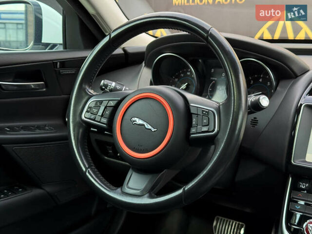 Белый Ягуар XE, объемом двигателя 2 л и пробегом 109 тыс. км за 18900 $, фото 16 на Automoto.ua